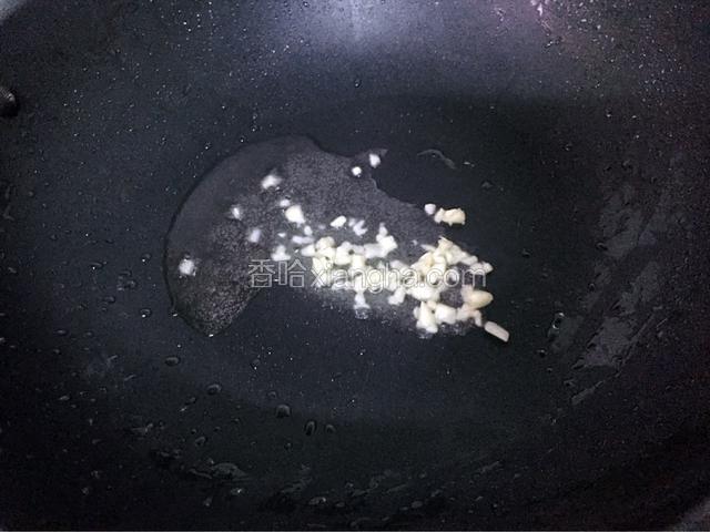 另起锅倒油烧热后放入另一半的蒜末爆香