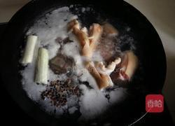 猪蹄木耳烧黄花菜的做法图解2