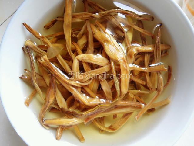 黄花菜用温水泡软