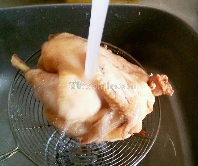 三黄鸡捞出用凉水冲凉