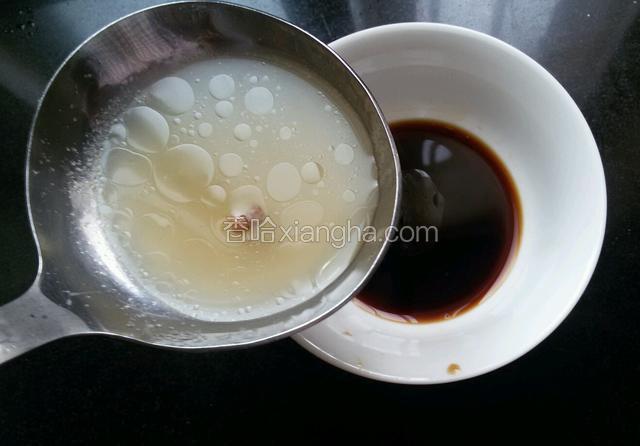 碗中放生抽醋白糖，浇进去鸡汤。
