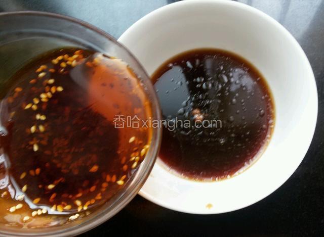 再浇进去辣椒油。