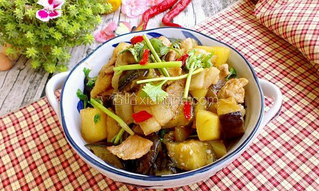 五花肉炖茄子土豆