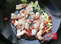 五花肉炖茄子土豆的做法图解2