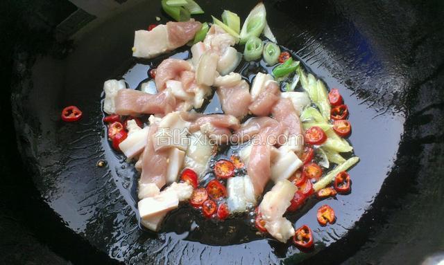 炒锅热油，放入切好的五花肉编炒，再放葱姜蒜辣椒编炒