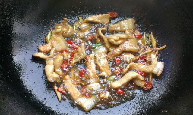 炒制五花肉变了色，加生抽，盐炒匀