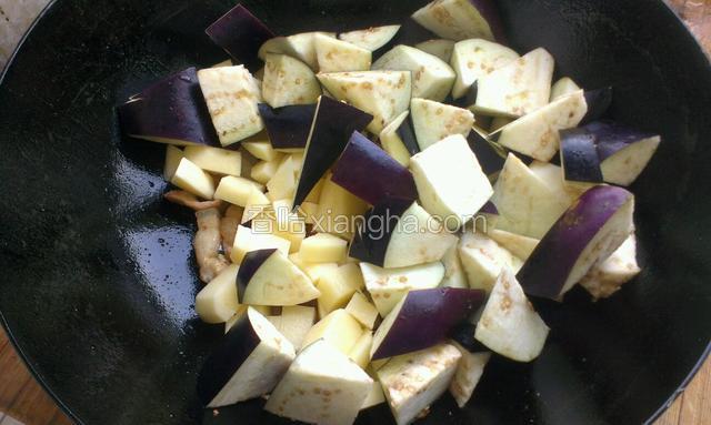倒入土豆茄子翻炒均匀