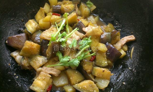 炖制土豆茄子软烂，汤汁收浓，撒香菜出锅