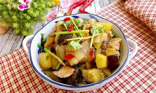 五花肉又加了排骨汤炖制，味道很棒。