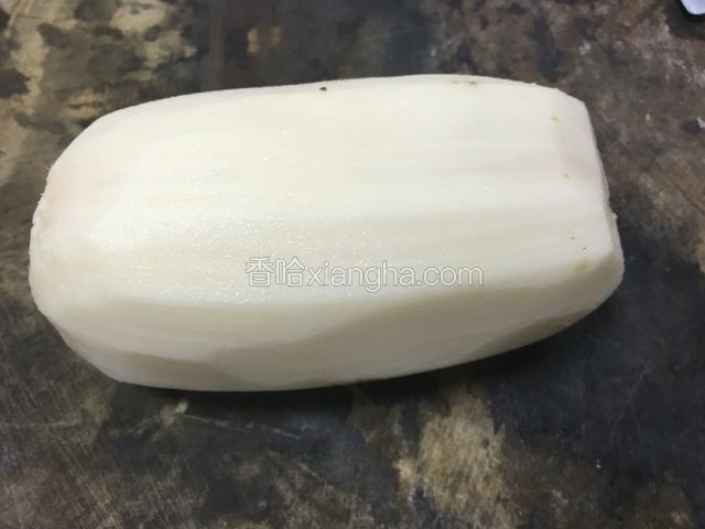 藕去皮待用；