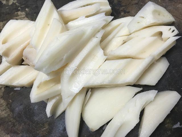 藕切成块洗净待用；