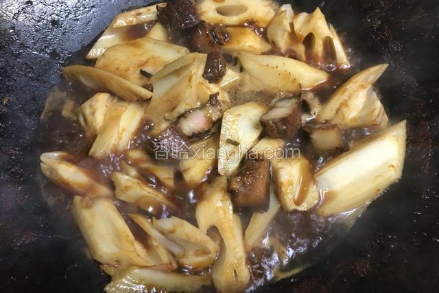 加入适量清水，老抽，白糖，红烧肉，少许盐调味，转小火焖烧入味；