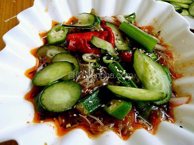 将两盘菜都拌入捞汁中拌匀。