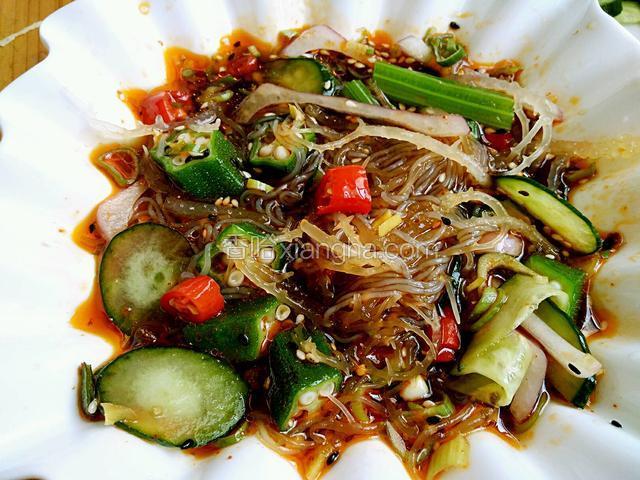 拌匀后撒上适量的黑白芝麻粒，黑白芝麻是炒熟的。也可以撒上炒熟的花生末。