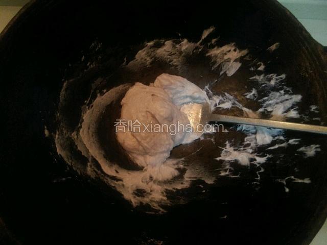 一直炒到芋艿里的水份不多了，这个过程比较长，也有点累，但要有耐心
