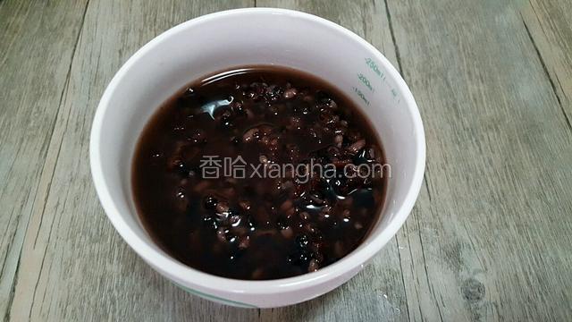 紫米粥熟了盛到碗中