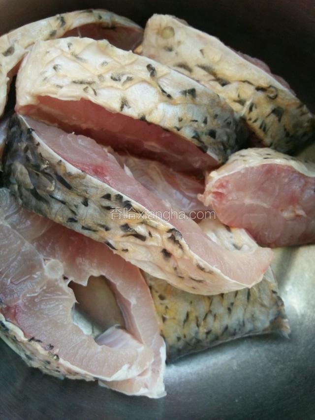 鲤鱼取中段，用盐，料酒，胡椒粉腌制半个小时