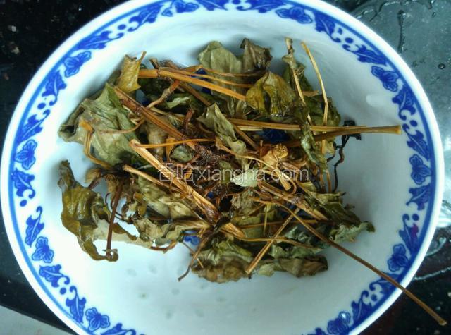准备一小把干鱼腥草（炖汤一般用干的比较好，味道不会那么重，如没有用新鲜草代替），洗净备用。