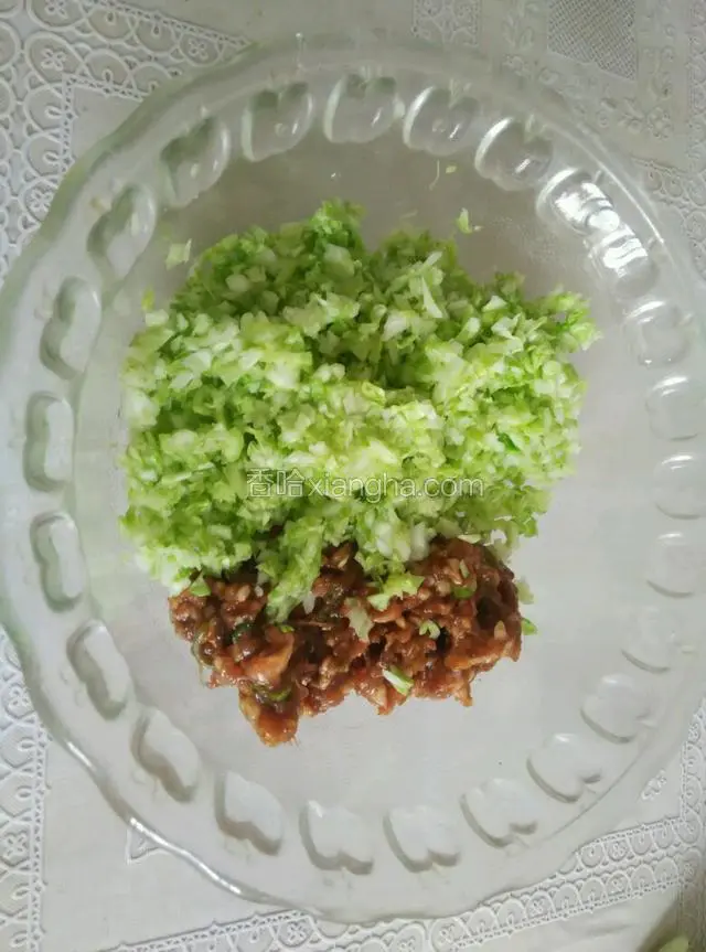 剁碎，放入肉馅，加老抽，花生油，五香粉，食盐搅拌均匀