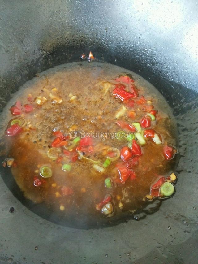 放少许水和蒸鱼豉油煮开两三分钟，勾薄芡