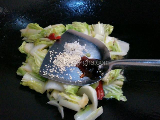 炒制娃娃菜变软，下盐，鸡精，蚝油下去炒圴勺
