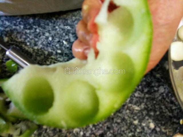 用专用挖球勺子，挖出冬瓜肉