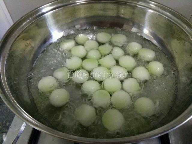 水滾，给盐，把冬瓜丸子放入锅内煮十分钟