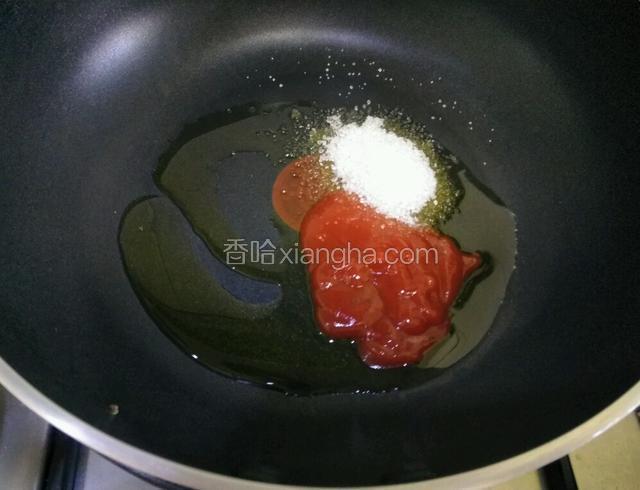 热油锅给番茄酱，糖，一点水熬一个甜酸汁