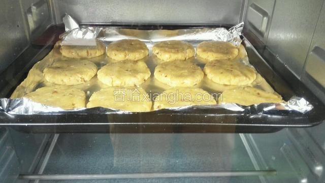 送入预热180度烤箱，上下火中上层烤15分钟即可