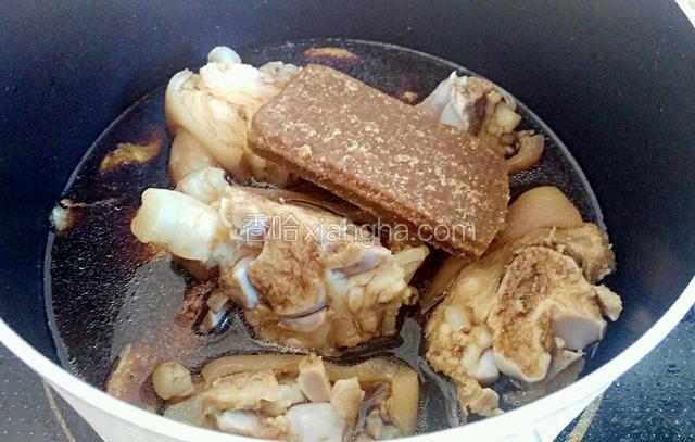 加入适量的甜醋，没过食材，加入一小片黄糖 少许盐