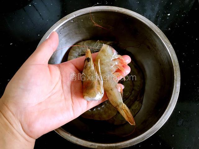 把虾头剪下。去掉虾抢和虾须。