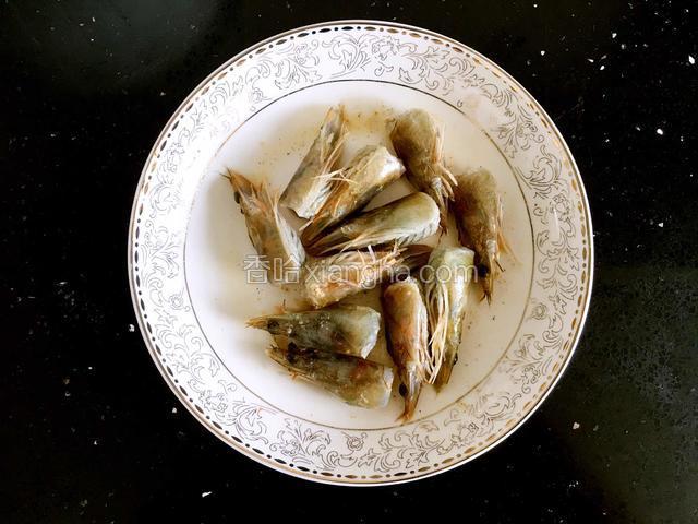 抓匀腌制。