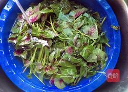 苋菜炒皮蛋的做法图解2