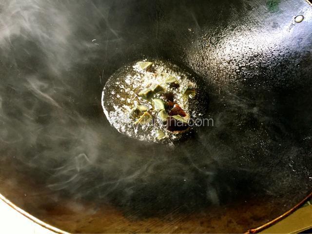 锅中放入适量的油烧热放入皮蛋去炒下