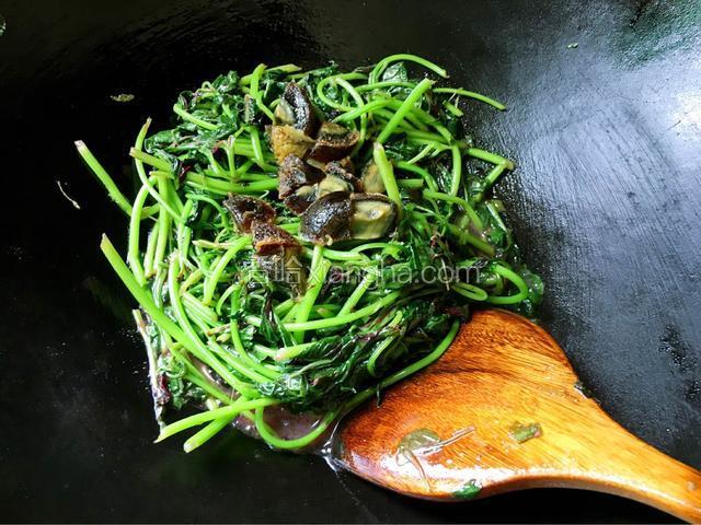 等苋菜炒至9成熟时放入皮蛋一起翻炒均匀入味即可