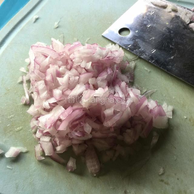 洋葱去皮洗净，切成小丁