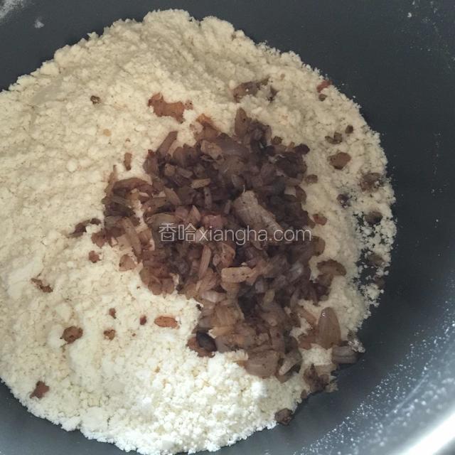 搓好后的粉类，加入炒好的洋葱拌匀