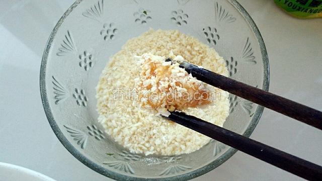 最后裹上面包糠。