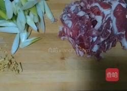 大葱爆羊肉的做法图解1