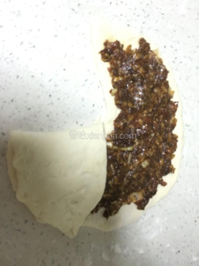 折叠开始喽，大家注意看，很简单，四分之一先折上来