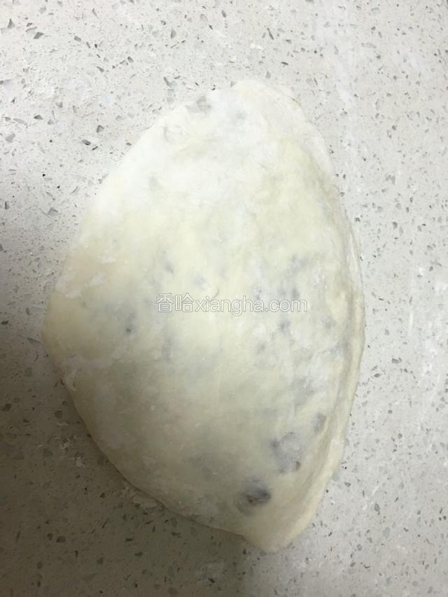 手掌均匀用力，把饼按成薄厚均匀的肉饼