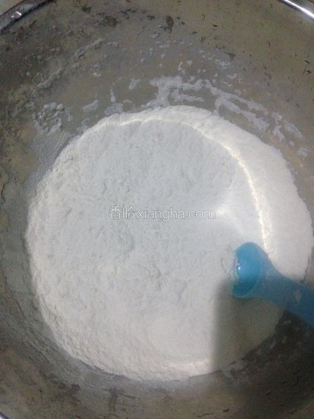 面粉称好，加入盐小苏打，泡打粉搅拌均匀，再倒入油10ml，在一边搅拌一边加水成絮状停止加水揉成面团就可以了