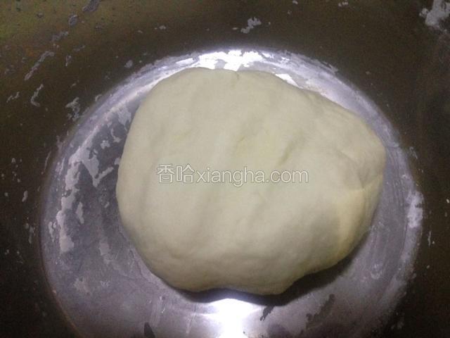 揉成团醒发放置一个晚上第二条早上做，我是晚上21:00制作的，盖上保险膜常温下放置，如果急着要吃那最好放置一小时以上再用，这样油条有韧性
