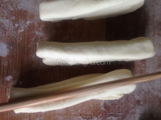 用筷子轻轻按压，根据自家的锅切好看好长度