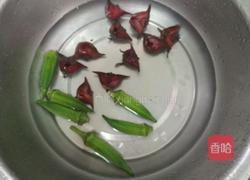 秋葵百合炒菱角的做法图解1