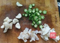 秋葵百合炒菱角的做法图解3