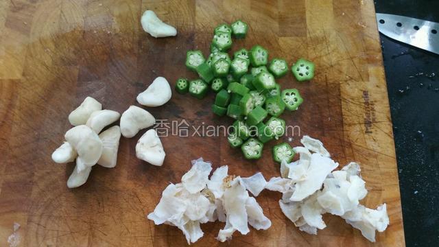 菱角剥壳，红辣椒、秋葵切小粒，百合沥干水分