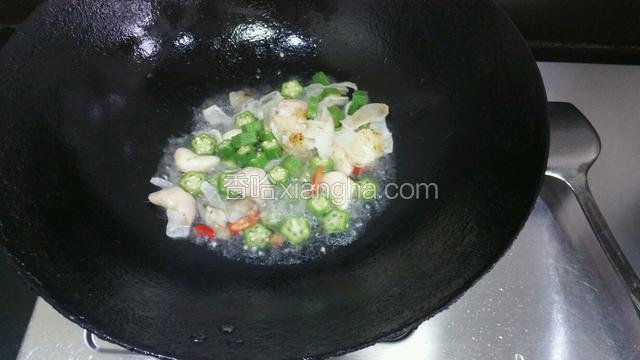 放入秋葵煸炒几下倒入水焖煮2~3分钟