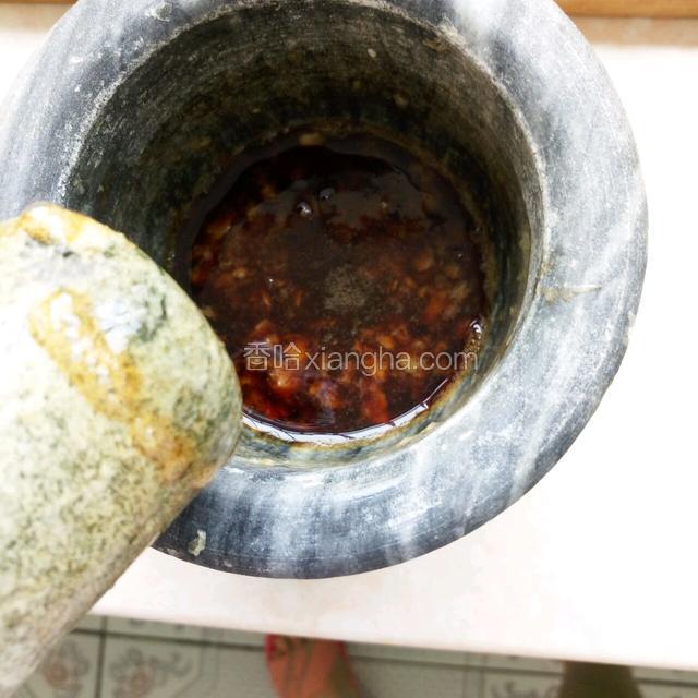 加入适量味极鲜、醋和盐调成汁