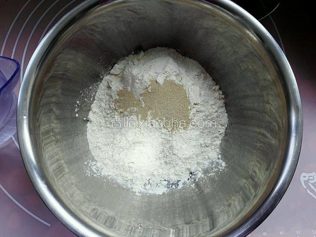 然后把酵母倒入面粉干粉拌匀